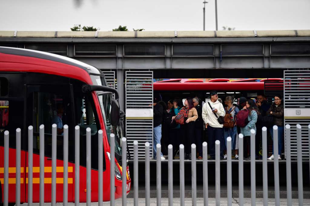 Estación 7 de Agosto que integra el corredor de la NQS o Carrera 30 que no cuenta con puertas anti colados