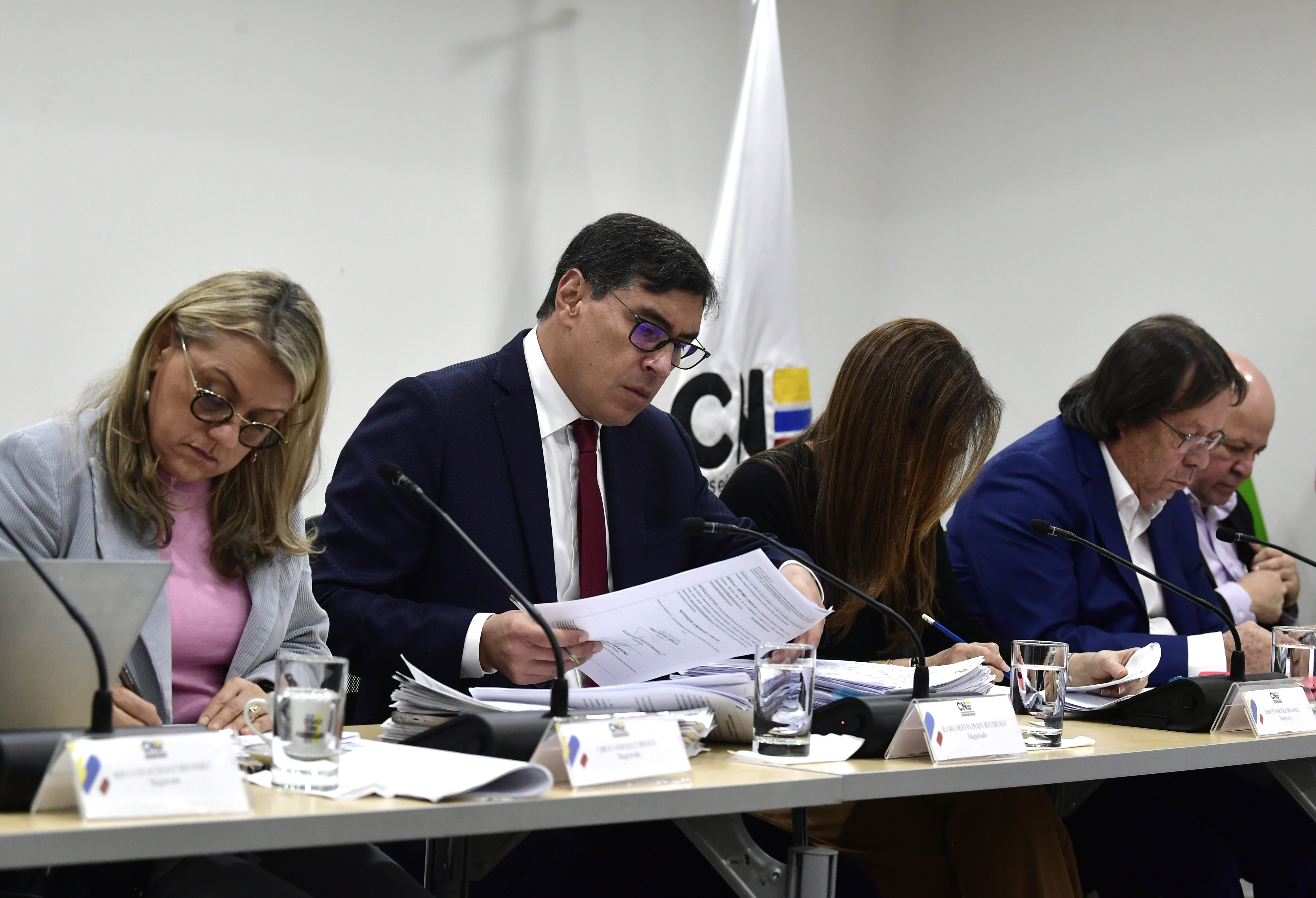 Los magistrados del CNE, en la audiencia pública de revocatoria de inscripciones de candidatos a las elecciones regionales 2023: Cristian Quiroz, Alfonso Campo, Alba Lucía Velásquez, Fabiola Márquez Grisales, Álvaro Hernán Prada, Maritza Martínez y César Lorduy (izq-der).