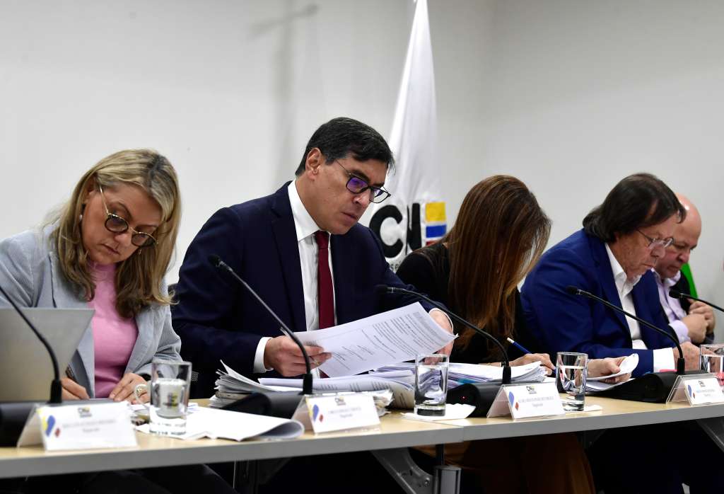 Los magistrados del CNE, en la audiencia pública de revocatoria de inscripciones de candidatos a las elecciones regionales 2023: Cristian Quiroz, Alfonso Campo, Alba Lucía Velásquez, Fabiola Márquez Grisales, Álvaro Hernán Prada, Maritza Martínez y César Lorduy (izq-der).