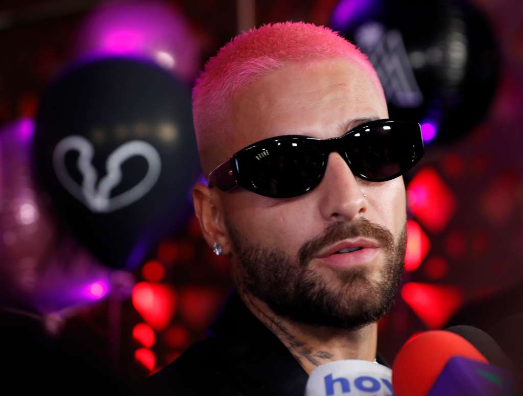 MEX5880. TLALNEPANTLA DE BAZ (MÉXICO), 09/06/2022.- El cantante colombiano Maluma posa en la alfombra rosa durante la presentación de su nuevo disco "The Love and Sex Tape", en Tlalnepantla de Baz (México). Acompañado de su perro Buda, con el pelo rosa y unas gafas oscuras, el cantante colombiano Maluma entró este jueves a un motel de la Ciudad de México para presentar su más reciente disco The Love & Sex Tape y en un encuentro con la prensa reafirmó su amor por el país y la música de legendario Vicente Fernández. EFE/ Mario Guzmán
