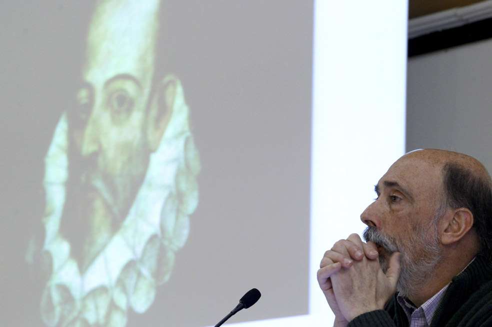 El antropólogo Francisco Etxeberría, el pasado viernes, durante la presentación del proyecto para buscar los restos de Cervantes. / EFE