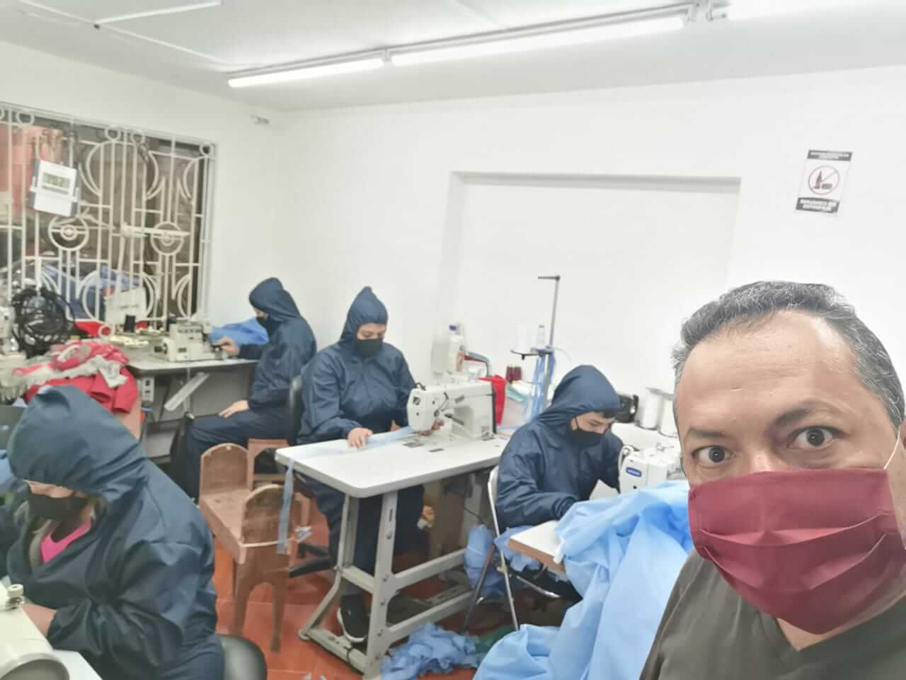Sergio Fajardo, su esposa y sus hijos dedicados a producir tapabocas y overoles antifluidos en Bogotá. / Cortesía