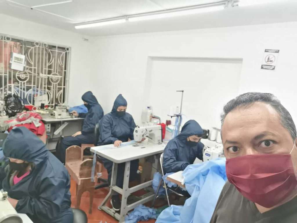 Sergio Fajardo, su esposa y sus hijos dedicados a producir tapabocas y overoles antifluidos en Bogotá. / Cortesía