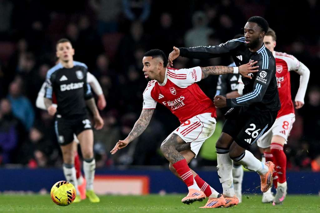 LONDON (United Kingdom), 30/12/2025.- Arsenal's Gabriel Jesus (L) in action against Aston Villa's Lamare Bogarde (R) during the English Premier League match between Arsenal FC and Aston Villa, in London, Britain, 30 December 2025. (Reino Unido, Londres) EFE/EPA/VINCE MIGNOTT EDITORIAL USE ONLY. No use with unauthorized audio, video, data, fixture lists, club/league logos, 'live' services or NFTs. Online in-match use limited to 120 images, no video emulation. No use in betting, games or single club/league/player publications.