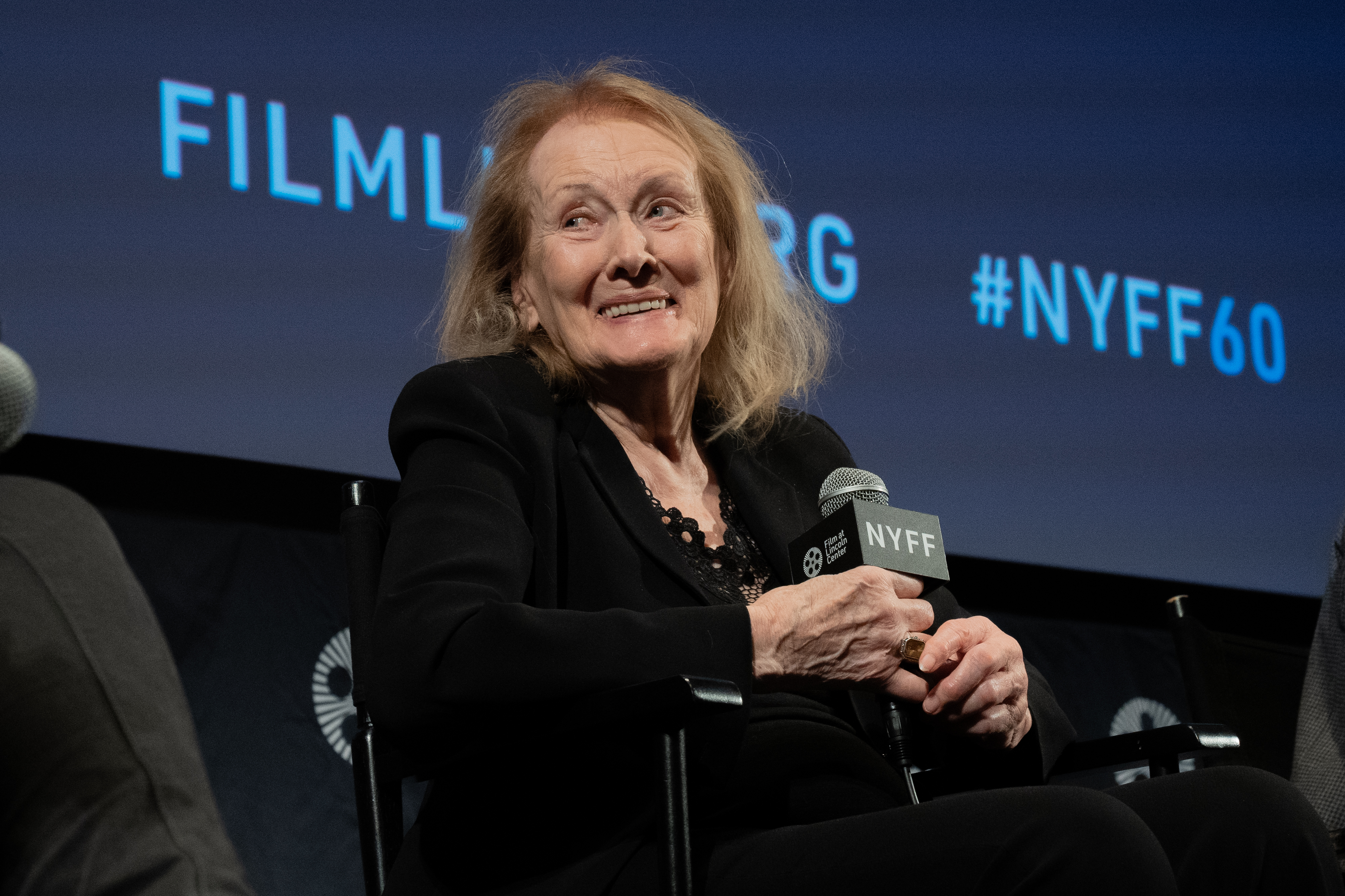 AME3544. NUEVA YORK (ESTADOS UNIDOS), 10/10/2022.- La escritora francesa Annie Ernaux, premio Nobel de Literatura 2022, sonríe hoy durante la presentación del filme "The Super 8 Years" ("Los súper 8 años"), en Nueva York (EE.UU). La premio Nobel de Literatura 2022, la francesa Annie Ernaux, presentó este lunes en el Festival de Cine de Nueva York la película que codirige "The Super 8 Years", dedicada a sus memorias familiares, como sucede con la mayor parte de su literatura. EFE/ Ángel Colmenares
