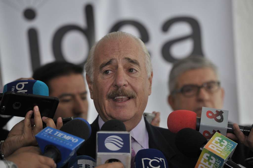 Expresidente de Colombia en rueda de prensa, presentando el documento firmado por 31 exgobernantes de América Latina, rechazando el cierre de la frontera de Venezuela.
