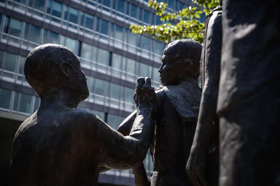 Escultura en frente de la sede de la Organización Mundial de la Salud en Ginebra, Suiza, representando las vacunas. / Fabrice Coffrini / AFP