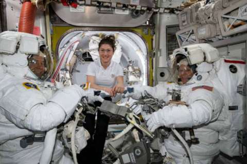 La NASA cancela el primer paseo espacial femenino por falta de trajes para las astronautas