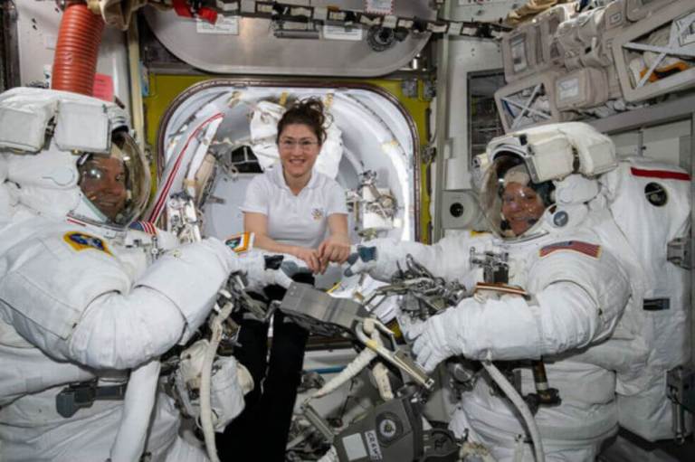 La NASA cancela el primer paseo espacial femenino por falta de trajes para las astronautas