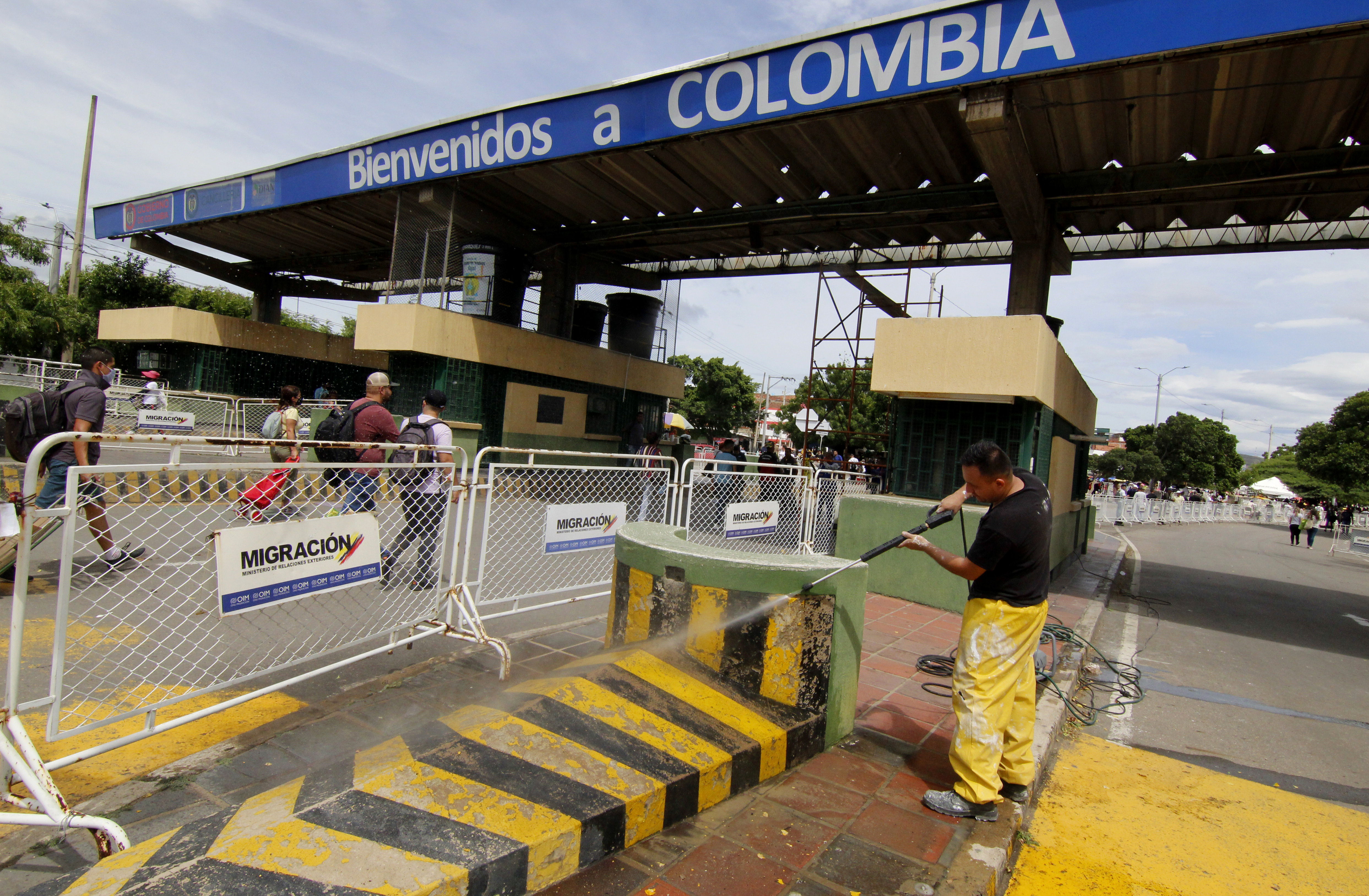 ACOMPAÑA CRÓNICA: COLOMBIA VENEZUELA - CUC500. CÚCUTA (COLOMBIA), 10/08/2022.- Un albañil pinta la señalización de los andenes en las oficinas de la Dirección de Impuestos y Aduanas Nacionales (DIAN) en el puente internacional Simón Bolívar en Cúcuta (Colombia). En la frontera de Colombia con Venezuela se siente en el aire el entusiasmo por la anunciada reapertura de los pasos entre el departamento de Norte de Santander y el estado de venezolano de Táchira, que los habitantes de la zona ven como un nuevo comienzo de la relación bilateral. EFE/Mario Caicedo