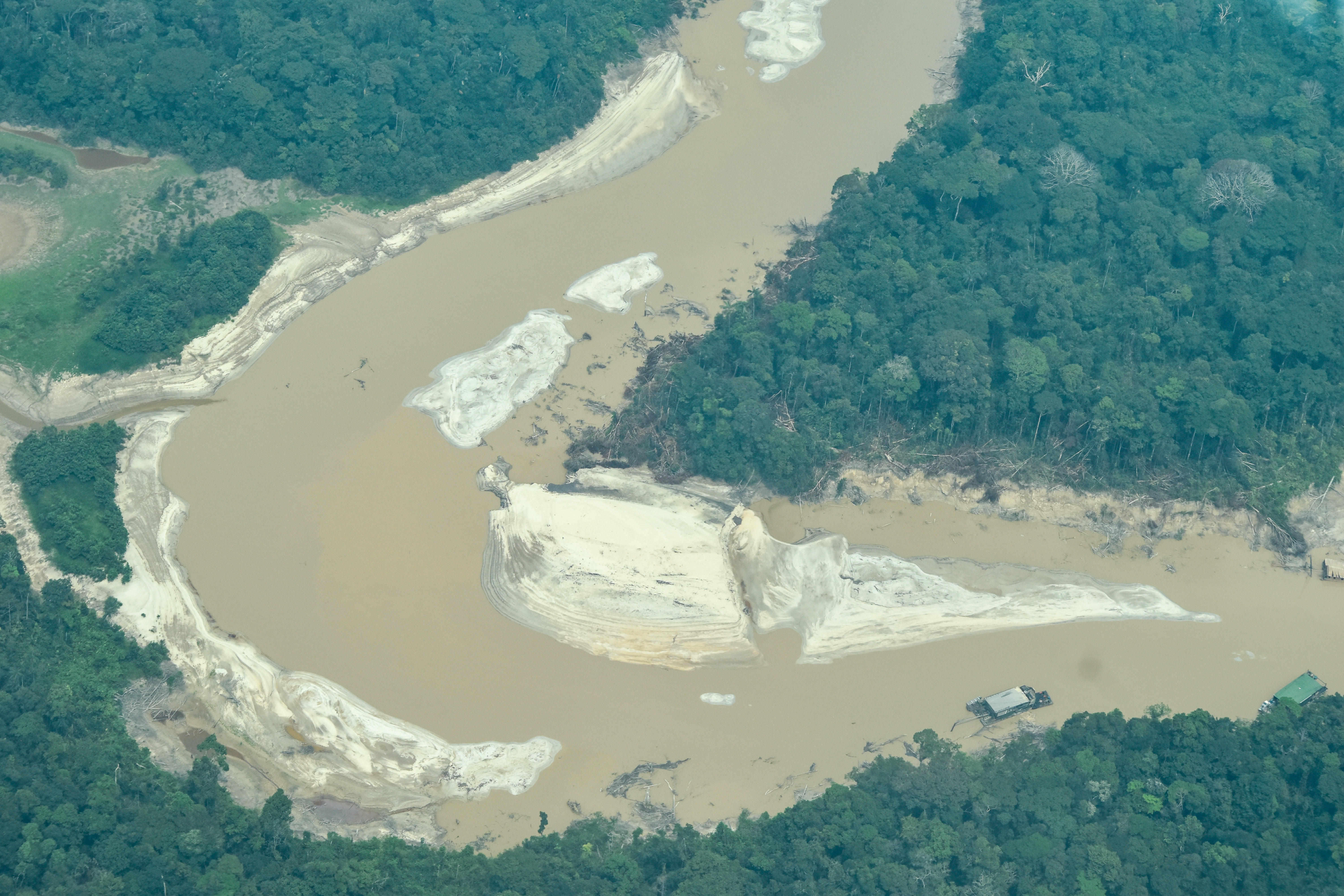 Imagen que muestra cómo está dejando la minería ilegal al río Puré.