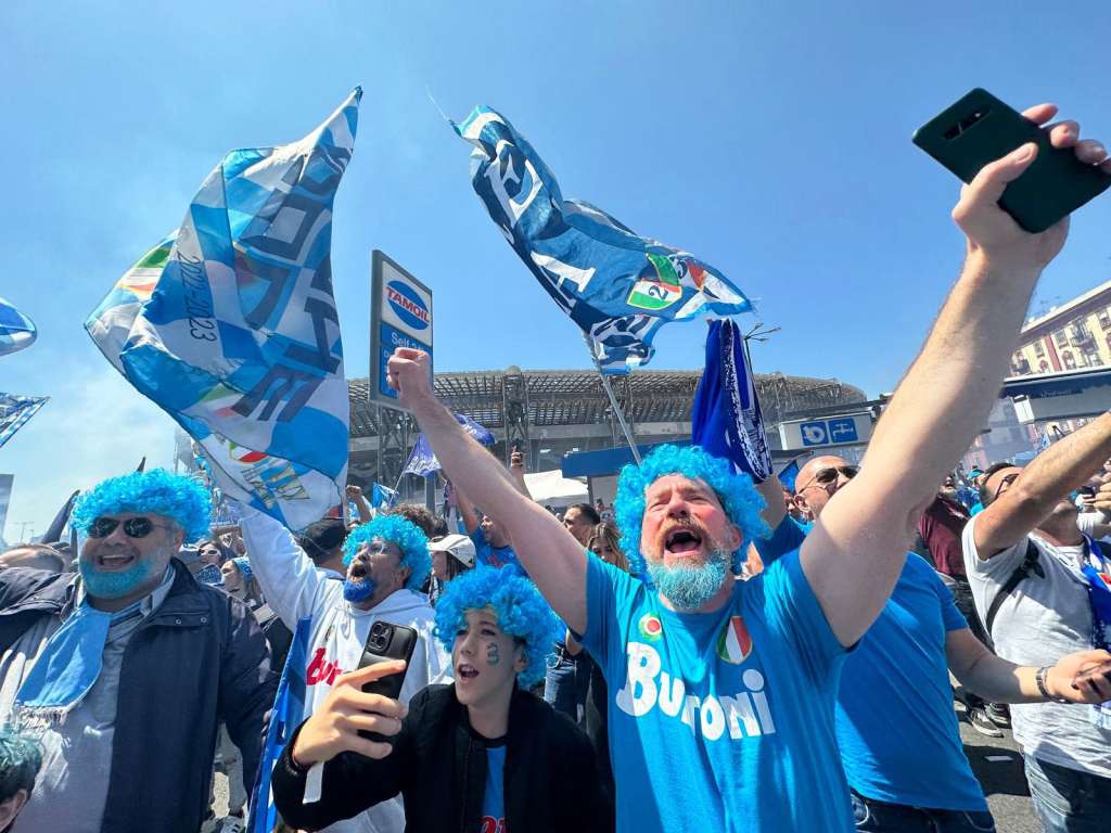 Naples (Italy), 07/05/2023.- SSC Napoli's supporters celebrate the victory of their team's league title victory, the "Scudetto", prior the Italian Serie A soccer match between SSC Napoli and ACF Fiorentina outside the Diego Armando Maradona stadium in Naples, Italy, 07 May 2023. (Italia, Nápoles) EFE/EPA/CIRO FUSCO