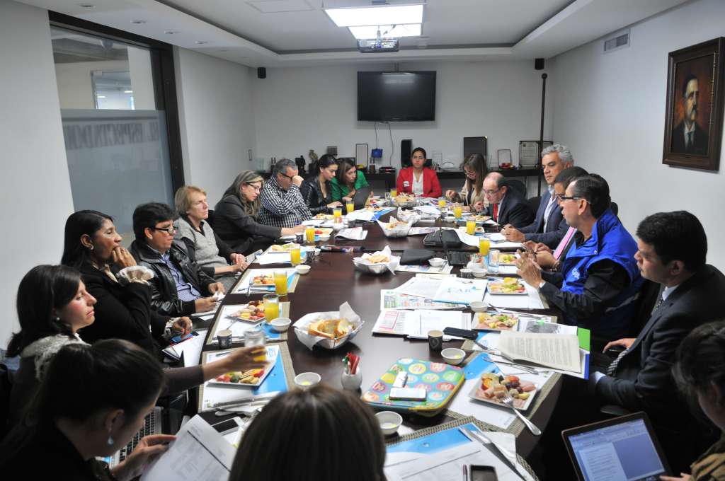 Encuentro a favor del agua realizado en El Espectador, al cual asistieron: Luis Manuel Medina, director de Corpoguajira (Corbata rosada); Néstor Franco, secretario general de la CAR (chaleco azul); Ludwing Stunkel, gerente del acueducto de Bucaramanga (sin corbata); Luis Fernando Rico, gerente de Isagén (corbata roja),  entre otros.