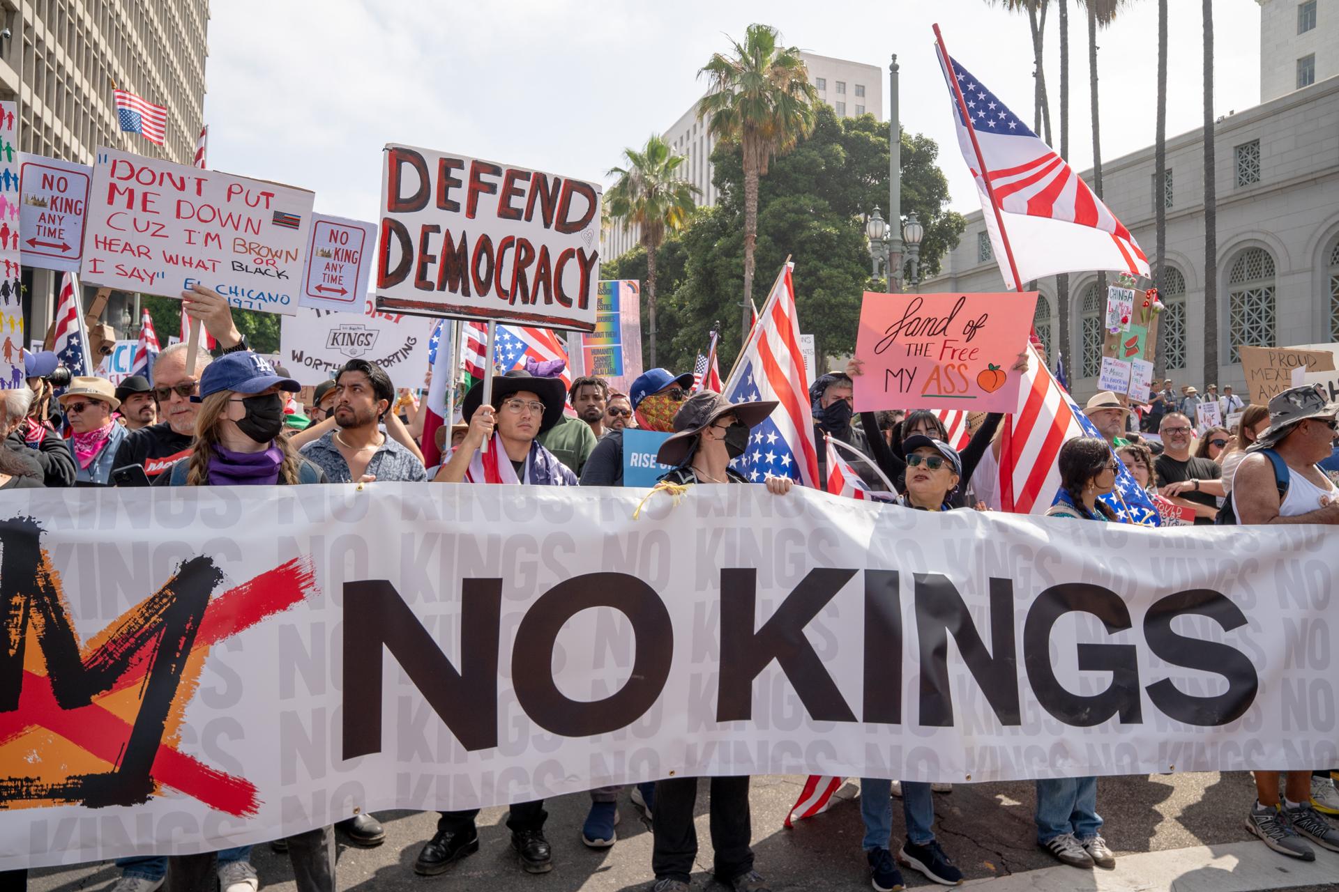 Los Angeles (United States), 15/06/2025.- Demonstrators hold banners during a 'No Kings Day' protest in Los Angeles, California, USA, 14 June 2025. The No Kings protests are a series of demonstrations organized for 14 June, against Trump's policies and actions during his second presidency, coinciding with the US Army's 250th Anniversary Parade and US President Trump's 79th birthday. (Protestas) EFE/EPA/KYLE GRILLOT
