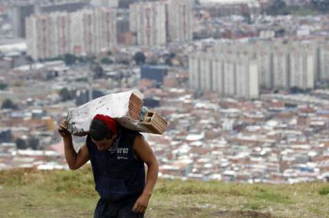 El coronavirus avanza en Latinoamérica con sombrío impacto para sus economías