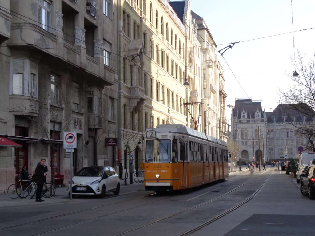 Budapest conserva todo el encanto del pasado. La ruta número 2 es uno de los tranvías históricos más famosos.