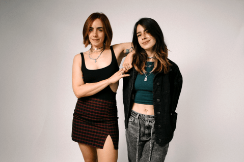 Las hermanas que crearon una marca de accesorios que promueven la autenticidad