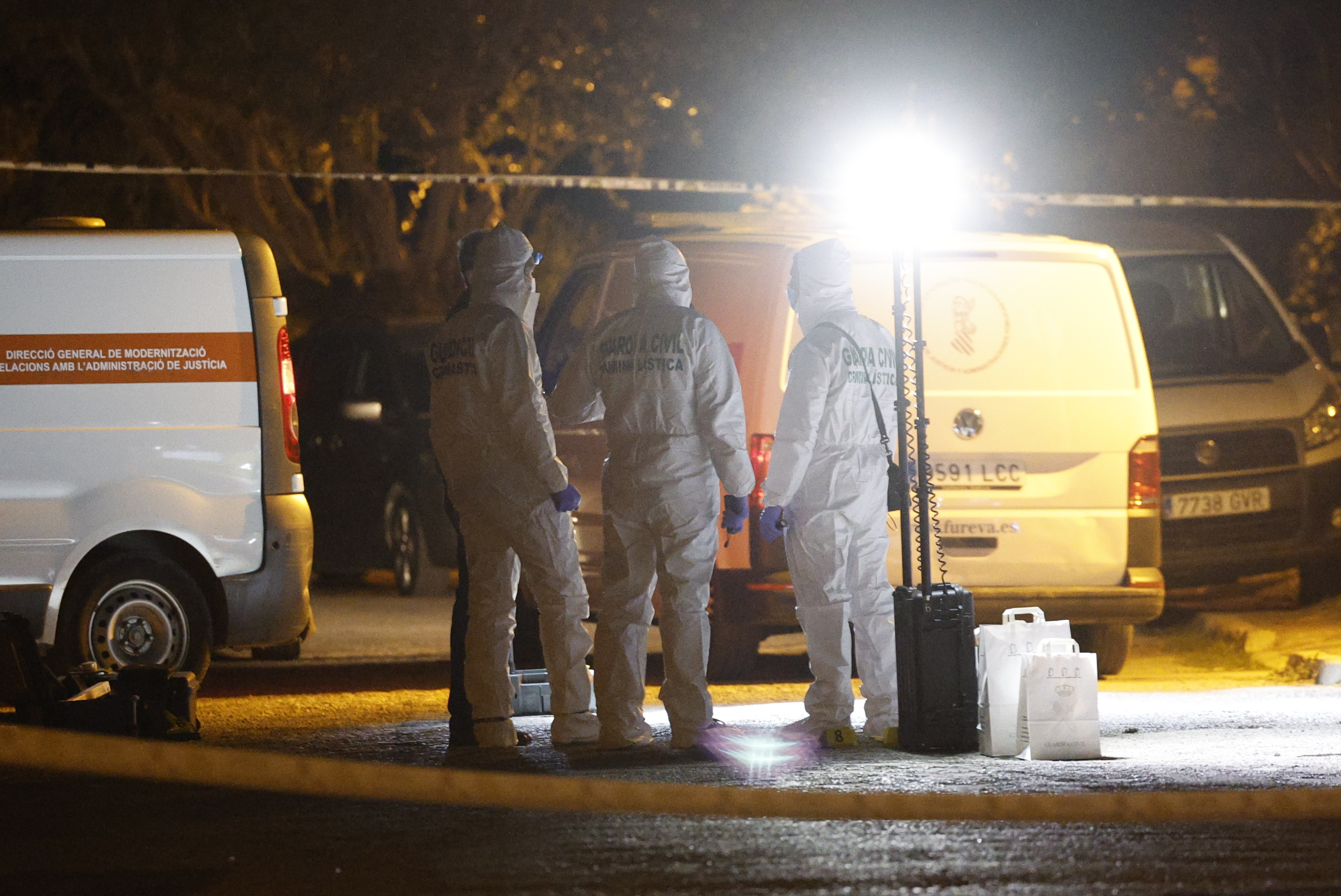 EL SALER (VALENCIA), 27/02/2024.- La Guardia Civil investiga el hallazgo esta noche de los cadáveres de tres hombres de nacionalidad colombiana que presentaban impactos de bala junto a un coche en Gola de Pujol, una zona cercana a El Saler, en Valencia. EFE/Kai Forsterling