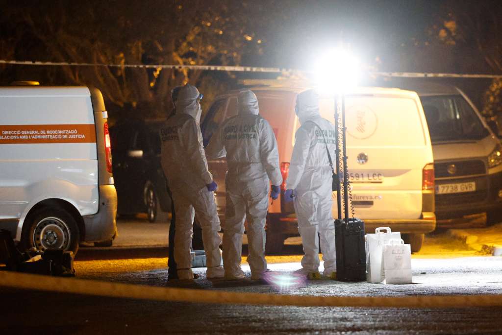 EL SALER (VALENCIA), 27/02/2024.- La Guardia Civil investiga el hallazgo esta noche de los cadáveres de tres hombres de nacionalidad colombiana que presentaban impactos de bala junto a un coche en Gola de Pujol, una zona cercana a El Saler, en Valencia. EFE/Kai Forsterling