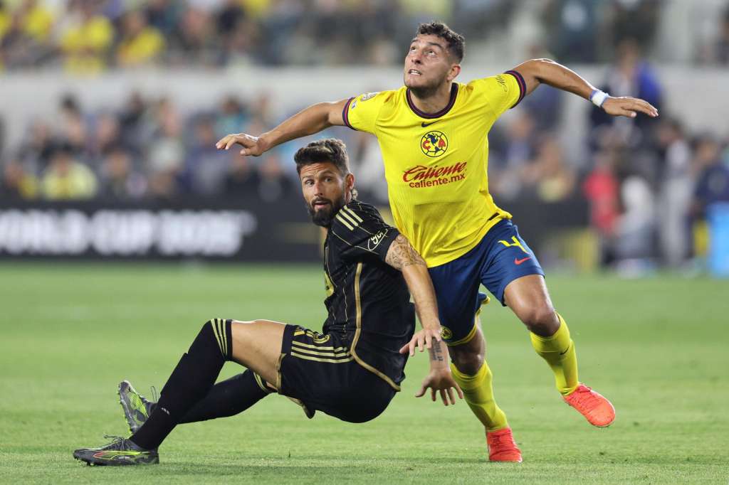 LOS ANGELES (United States), 01/06/2025.- Los Angeles FC forward Olivier Giroud (L) in action against Club America defender Sebastian Caceres (R) during the FIFA Club World Cup Play-In soccer match between Los Angeles FC and Club America at BMO Stadium in Los Angeles, California, USA, 31 May 2025. (Mundial de Fútbol) EFE/EPA/ALLISON DINNER