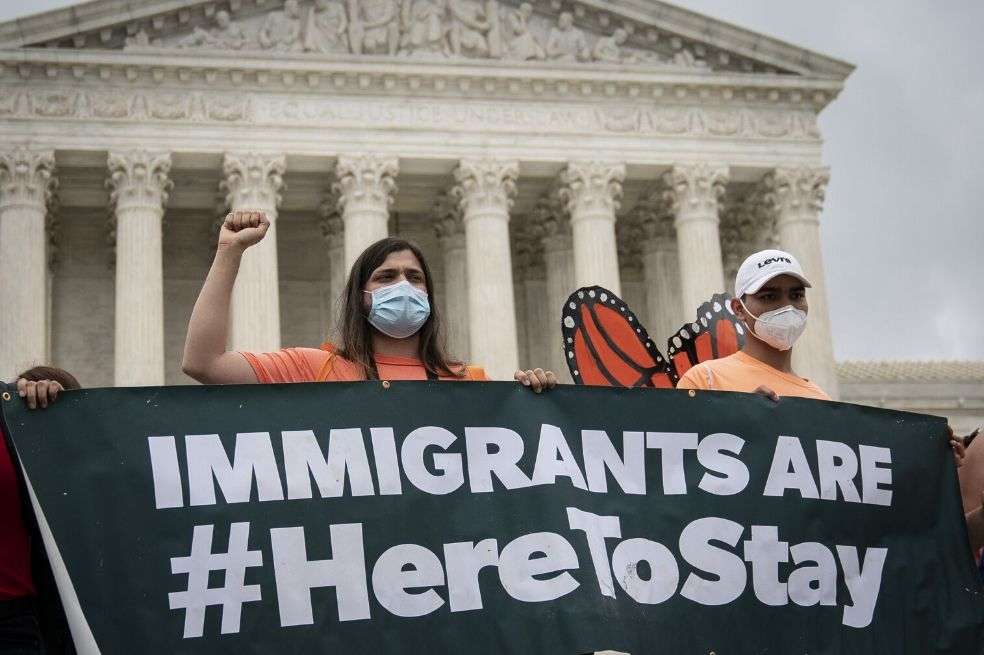 Los beneficiarios de DACA y sus partidarios se reúnen frente a la Corte Suprema para celebrar la decisión del tribunal de negar el intento de Donald Trump de terminar el programa que beneficia a los llamados "soñadores". / AFP