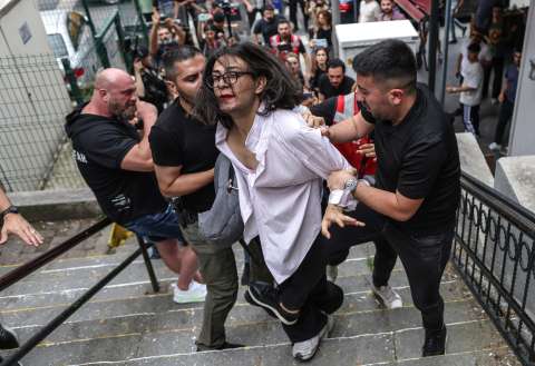 Durante la marcha del orgullo en Estambul, la policía arrestó a sus participantes