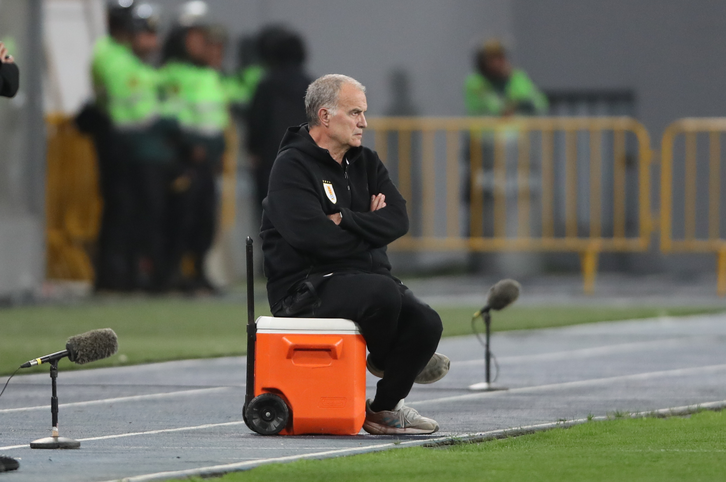 . LIMA (PERÚ), 11/10/2024.- El entrenador de Uruguay Marcelo Bielsa reacciona este viernes, en un partido de las eliminatorias sudamericanas para el Mundial de 2026 entre Perú y Uruguay en el estadio Nacional de Perú en Lima (Perú). EFE/ Paolo Aguilar