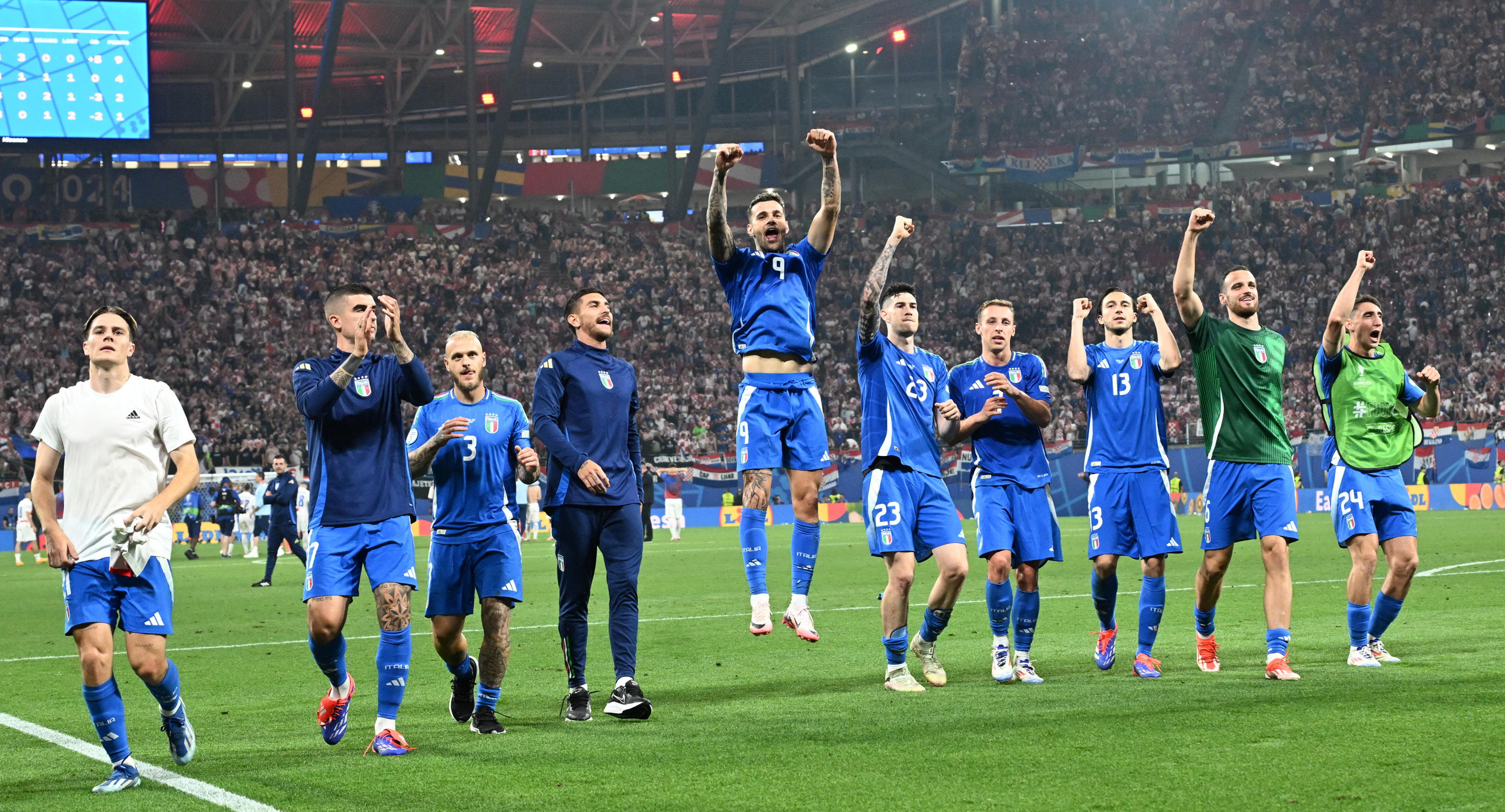 Leipzig (Germany), 24/06/2024.- Players of Italy celebrate after the UEFA EURO 2024 group B soccer match between Croatia and Italy, in Leipzig, Germany, 24 June 2024. (Croacia, Alemania, Italia) EFE/EPA/Daniel Dal Zennaro
