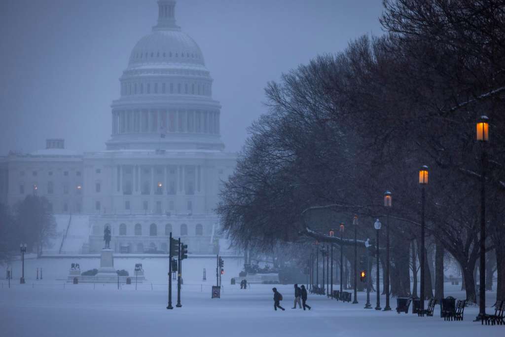 WASHINGTON (United States), 25/01/2026.- Heavy snow falls on the National Mall at dawn in Washington, DC, USA, 25 January 2026. The DC-area is expected to receive 5-9 inches of snow from the massive storm, which stretches across much of the US. (tormenta) EFE/EPA/JIM LO SCALZO