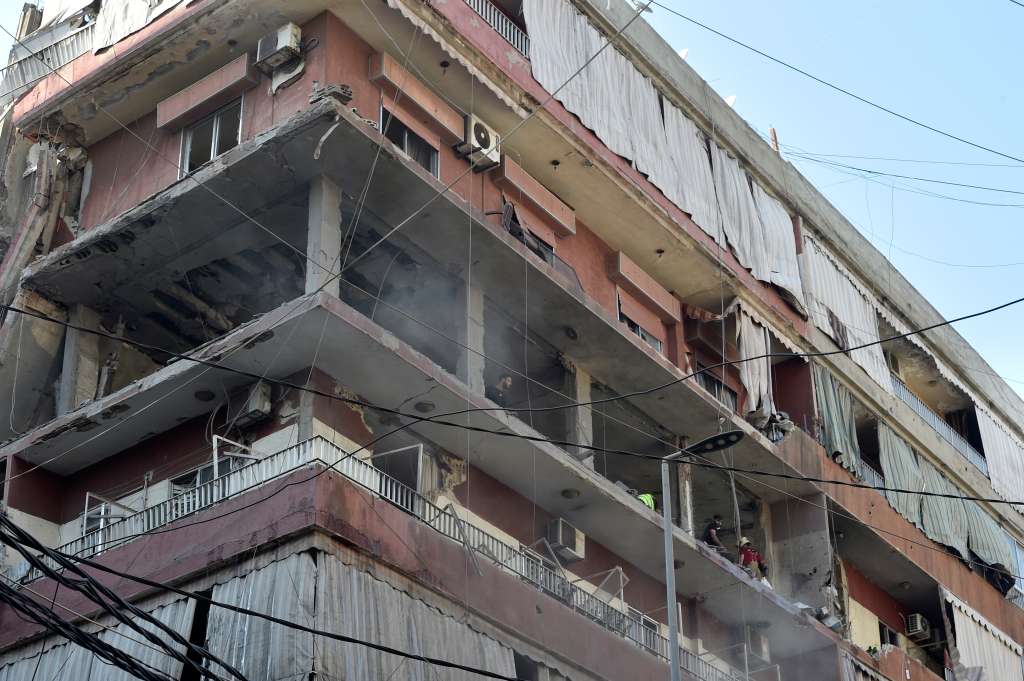 Beirut (Lebanon), 24/09/2024.- Rescuers work at a residential building after an Israeli military strike, in the Ghobeiry area in the southern suburb of Beirut, Lebanon, 24 September 2024. Lebanon's state media said a number of injuries has been reported after an Israeli strike targeting a six-storey residential building in the Ghobeiry area in the southern suburb of Beirut. The Israeli Defense Forces (IDF) said they conducted a 'targeted strike' in Beirut on 24 September. According to Lebanon's Ministry of Health, at least 558 people have been killed and more than 1,835 have been injured following continued airstrikes on southern Lebanese towns and villages. (Líbano) EFE/EPA/WAEL HAMZEH