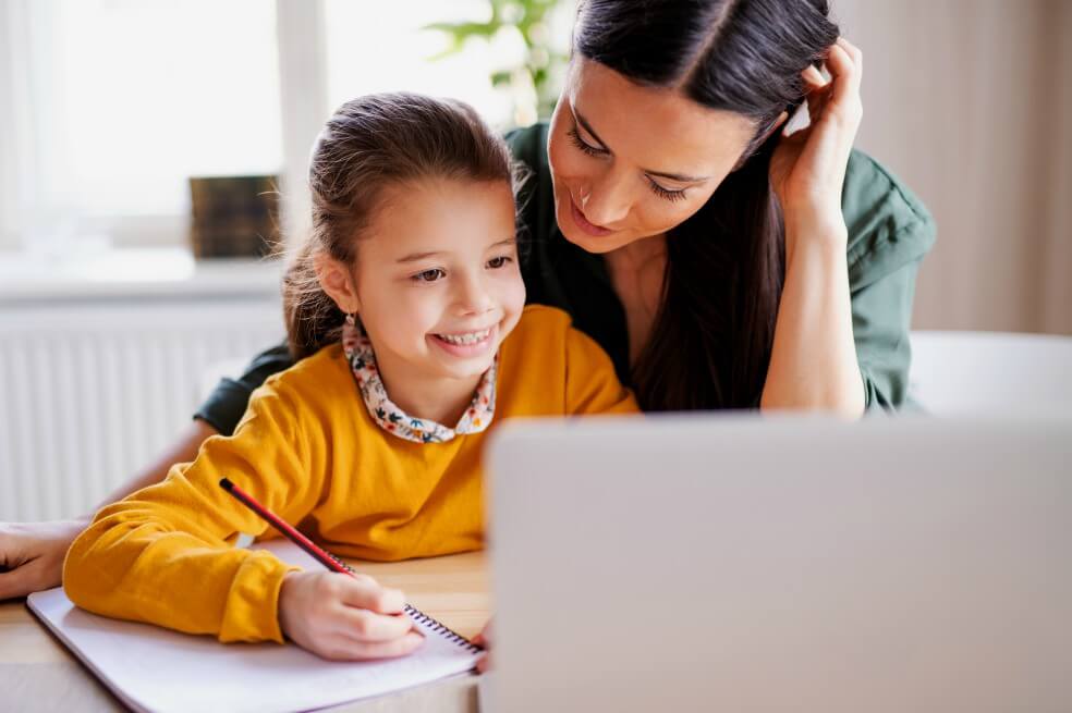 Dado el continuo avance tecnológico es de suma importancia que en las clases de educación infantil se utilicen recursos TIC adaptados a cada edad. / Getty Images