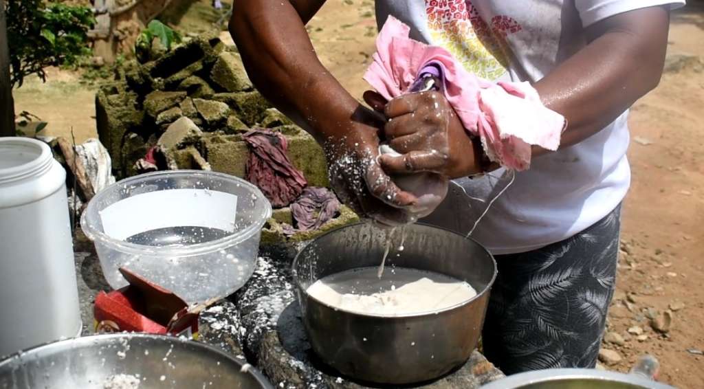 Proceso de colado de la leche de corozo utilizando un paño