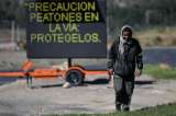 Historias de caminantes se cruzan en Vía Esperanza, un peculiar punto humanitario