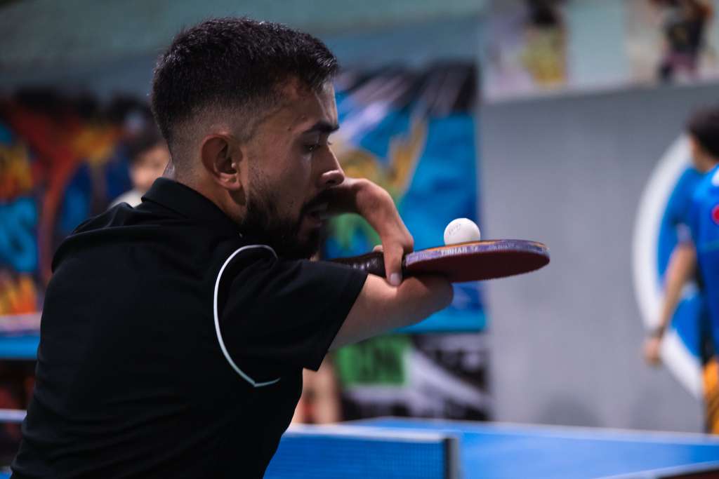David Cucaita, deportista apoyado actualmente por el IDRD, se apresta a servir en un partido de tenis de mesa.