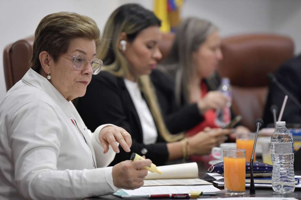 La ministra de Trabajo, Gloria Inés Ramírez, acompaña el debate en la comisión.