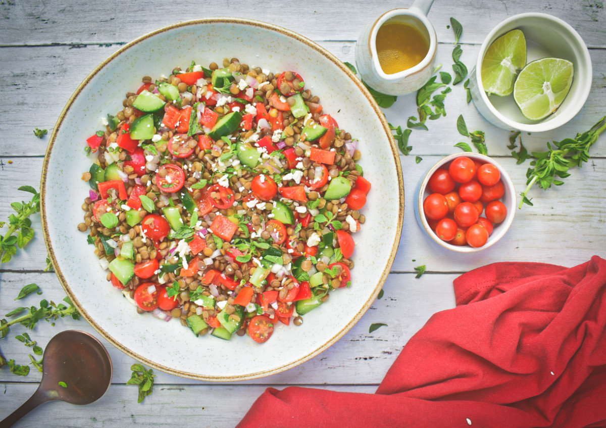 Es fácil de hacer, es vegetariana y vegana. Funciona muy bien como ensalada acompañante o plato principal.