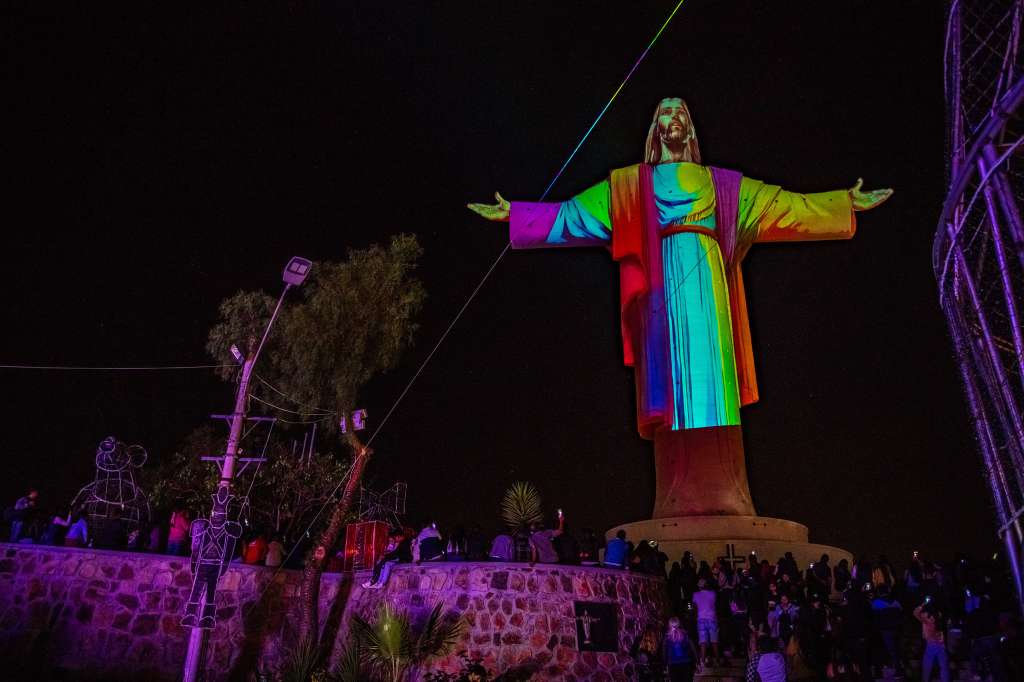 AME3877. COCHABAMBA (BOLIVIA), 06/12/2024.- Fotografía del Cristo de la Concordia iluminado con motivos navideños este miércoles, en Cochabamba (Bolivia). La temporada navideña comenzó en el centro de Bolivia con el encendido de millones de luces de colores en el Cristo de la Concordia, el monumento de estas características más grande Latinoamérica. EFE/Jorge Ábrego
