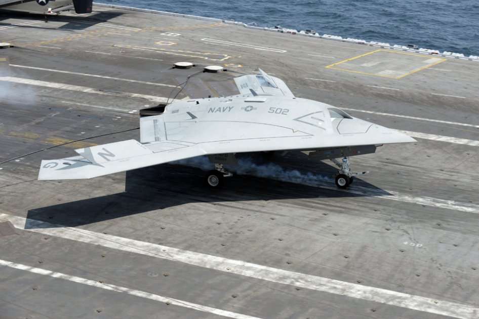 Un avión no tripulado de última generación e invisible a radares X-47B luego de aterrizar de manera autónoma en el portaaviones George H.W. Bush., en aguas del Atlántico frente a las costas de Virginia (EE.UU.)