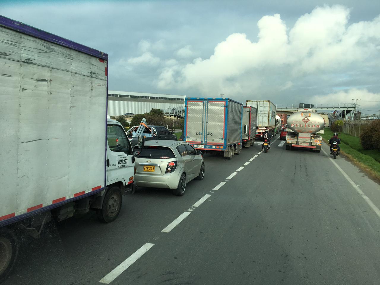 En algunas vías se está permitiendo el paso a un carril.