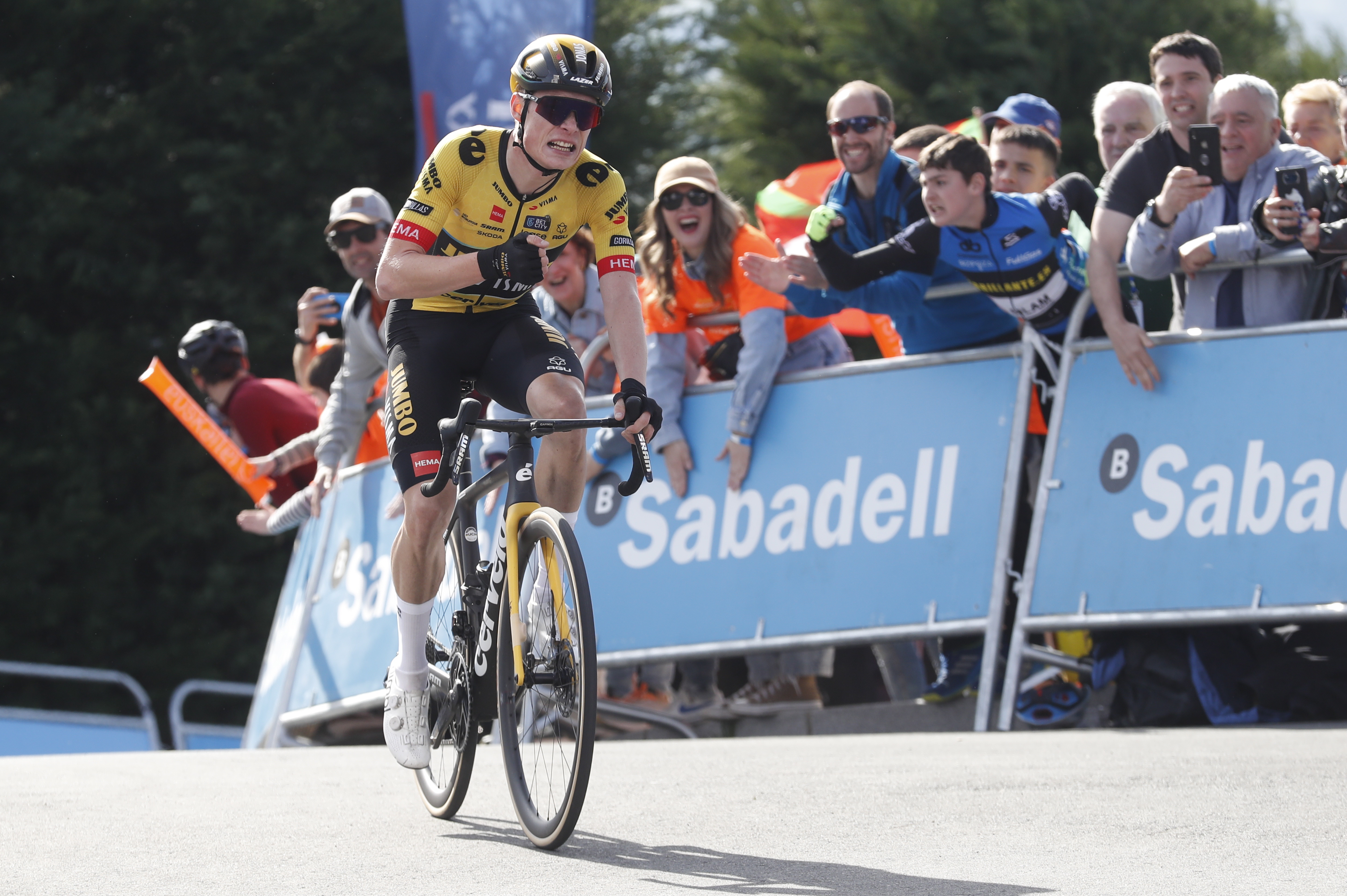 GRAFCAV6889. VILLABONA (GIPUZKOA), 05/04/2023.-El ciclista danés del Jumbo-Visma Jonas Vingegaard , entra victorioso en la meta de la tercera etapa de la 62 edición de la Itzulia-Vuelta al País Vasco disputada este miércoles entre las localidades guipuzcoanas de Errenteria y Amasa Villabona. EFE/Juan Herrero