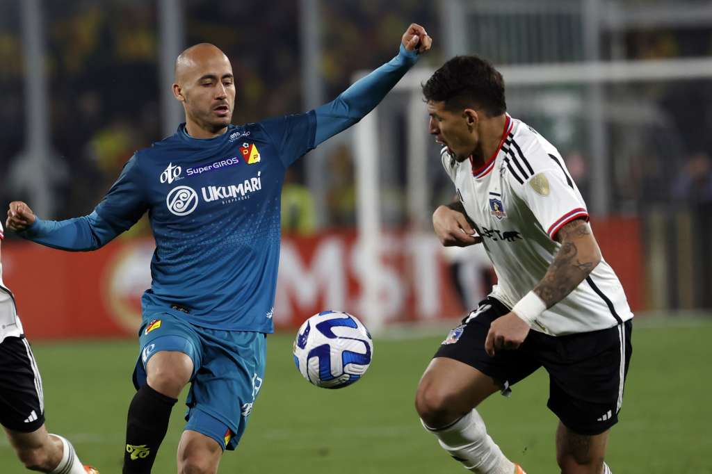 AME9762. SANTIAGO (CHILE), 29/06/2023.- Alan Saldivia (d) de Colo Colo disputa un balón con Juan Pablo Zuluaga de Pereira hoy, en un partido de la Copa Libertadores entre Colo Colo y Deportivo Pereira en el estadio Monumental en Santiago (Chile). EFE/ Elvis González