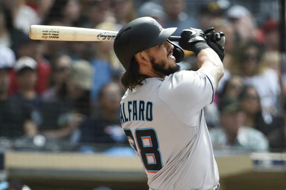 Alfaro batea contra los Padres de San Diego en el Petco Park. / AFP