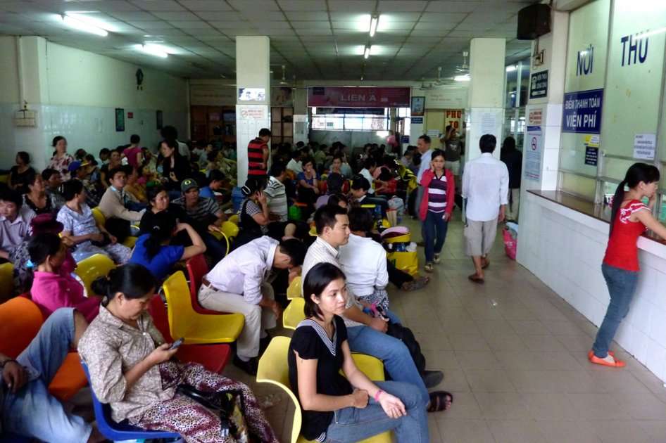 Sala de espera de un hospital de Ho Chi Minh, al sur de Vietnam, donde el 70 % de los médicos y enfermeros de Hanoi reciben algún tipo de pago informal.