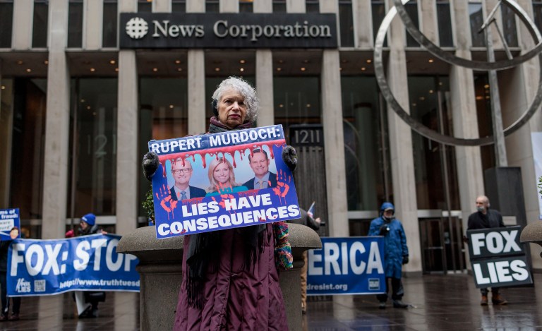 Fox News difundió teoría de fraude electoral sabiendo que no era creíble: demanda