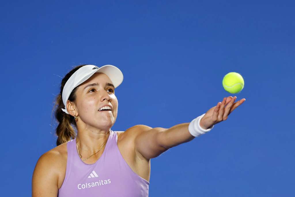 AME8181. GUADALAJARA (MÉXICO), 09/09/2025.- La colombiana Camila Osorio sirve una bola ante la rusa Kamilla Rakhimova este martes, durante un partido del Guadalajara Open WTA 500, en el Centro Panamericano de Tenis, en Guadalajara (México). EFE/ Francisco Guasco