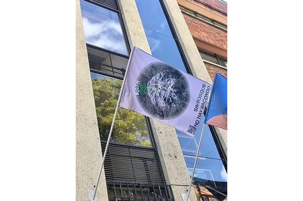 Four Flags, iniciativa de unos coleccionistas en Ámsterdam que busca que los artistas plasmen en banderas una crítica social.