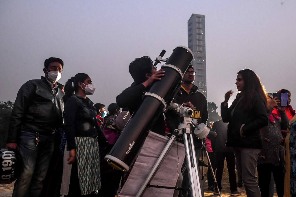 Personas reunidas en el área de Kolkata, India, el 21 de diciembre para observar la gran conjunción.