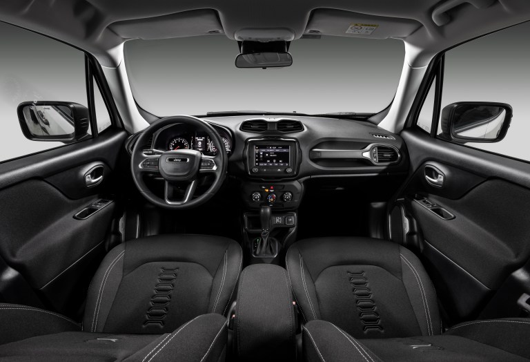 La nueva Renegade turbo actualizó su sistema multimedia, con una pantalla táctil de 7 pulgadas en la versión Sport, y de 8” para la Longitude, con conectividad Apple CarPlay y Android Auto de forma inalámbrica.