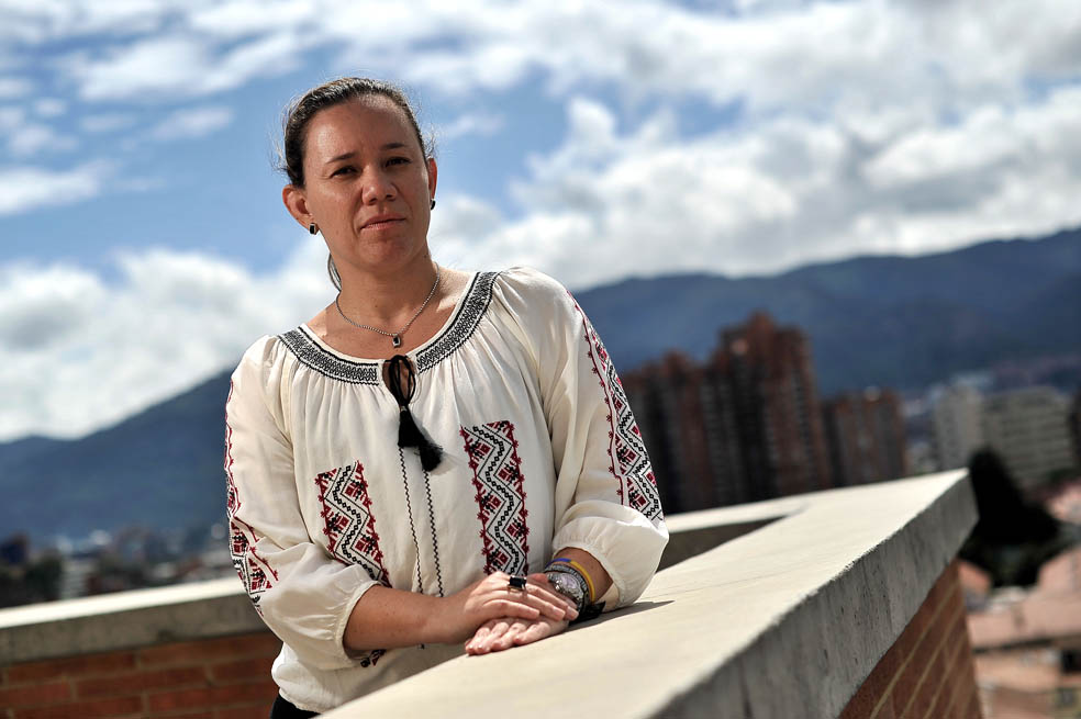 Julia Isabel Piedrahíta, colombiana de 40 años, fue una de las primeras en recibir parte de la reparación. /Luis Ángel  