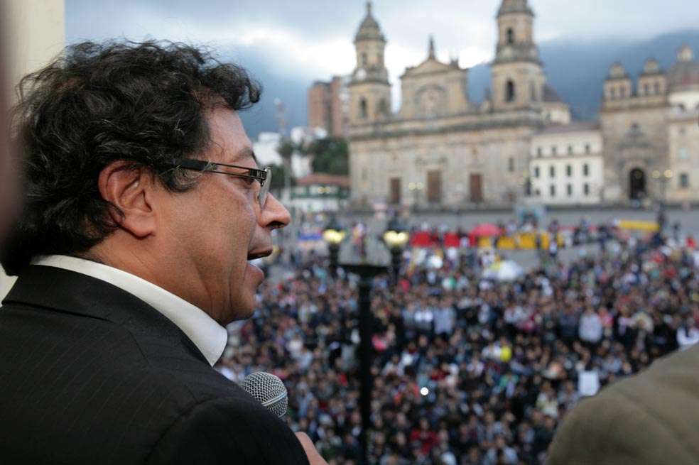 El alcalde Gustavo Petro se reunió con los estudiantes de la Universidad Distrital el pasado cinco de mayo en la Plaza de Bolívar. / Alcaldía